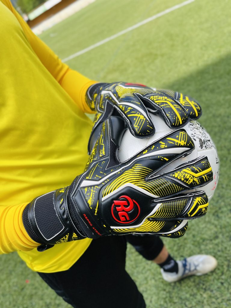 Gardien de but portant le RG Aspro Supersoft, tenant un ballon dans les mains