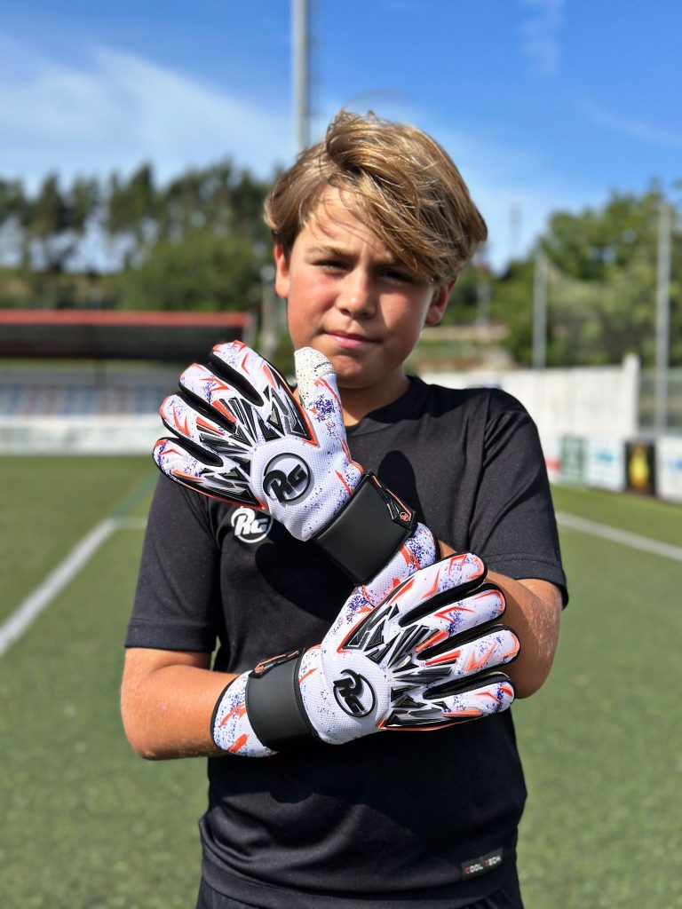 Jeune gardien de but portant le RG Snaga Fingersave